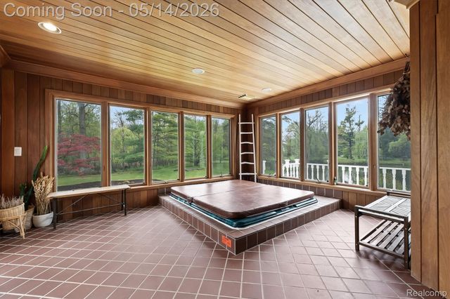7035 Ten Hill Road, West Bloomfield Charter Township, MI 48322