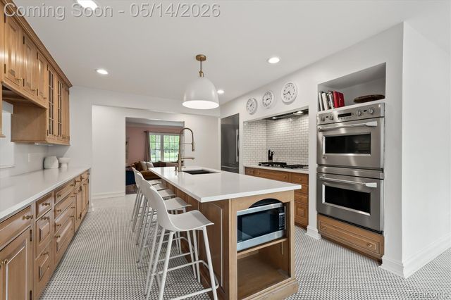 7035 Ten Hill Road, West Bloomfield Charter Township, MI 48322