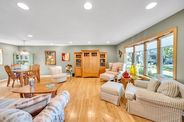 728 Price Lane, Deerfield, IL 60015