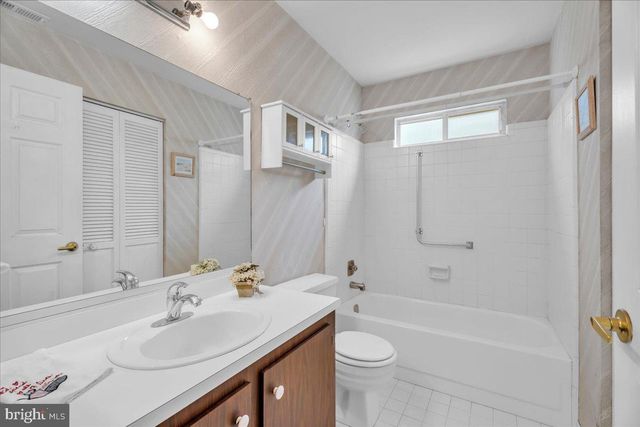 17 DUNSTABLE RD, Southampton, NJ 08088