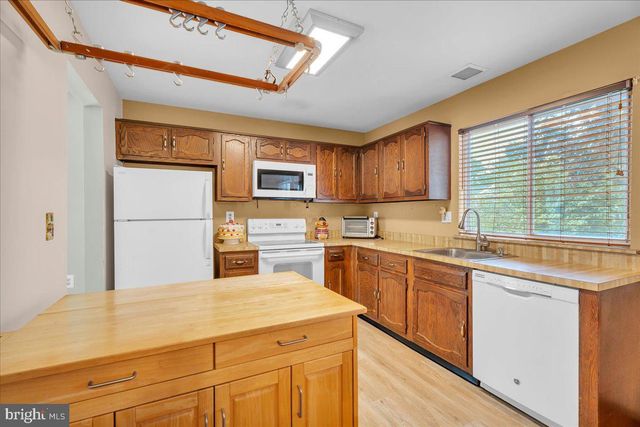 17 DUNSTABLE RD, Southampton, NJ 08088