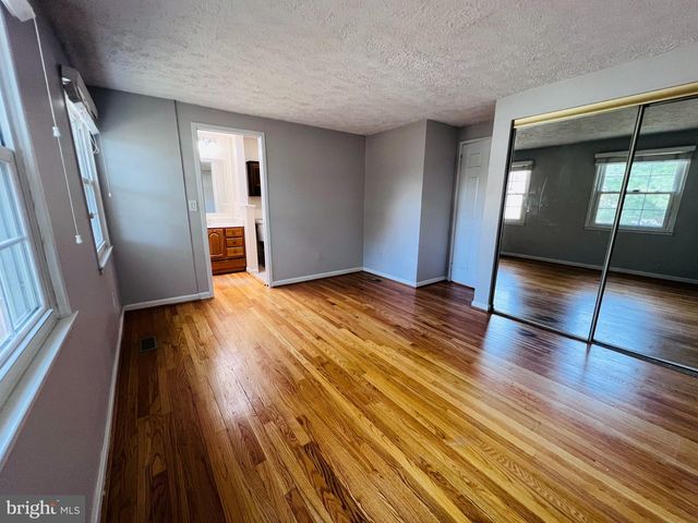 305 GUNDRY DR, Falls Church, VA 22046