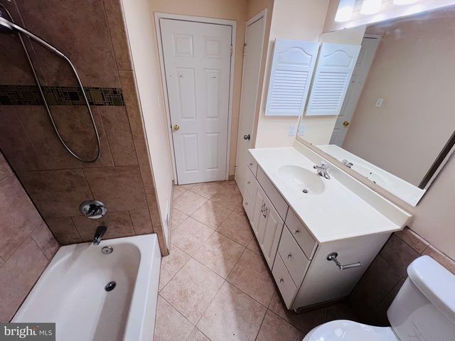 305 GUNDRY DR, Falls Church, VA 22046