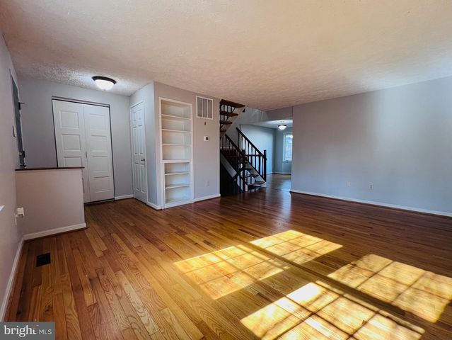 305 GUNDRY DR, Falls Church, VA 22046