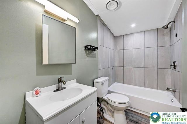 2606 Oakwood Court, Middle Smithfield Twp, PA 18302