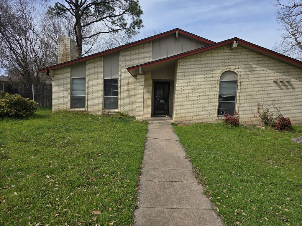 934 Meadowdale Circle, Garland, TX 75043