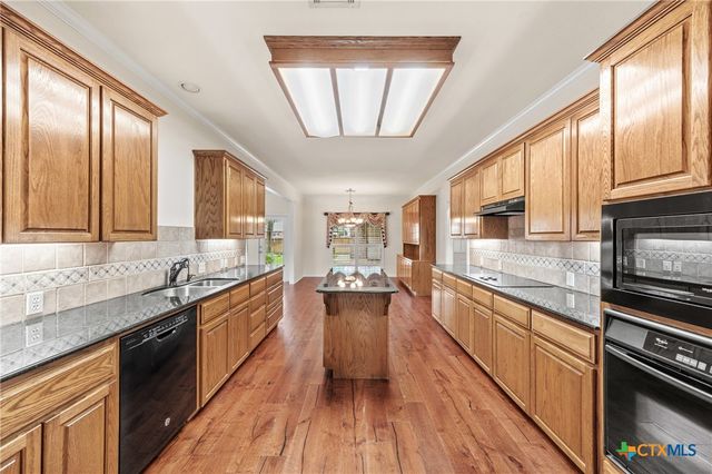 900 SALADO OAKS Drive, Salado, TX 76571