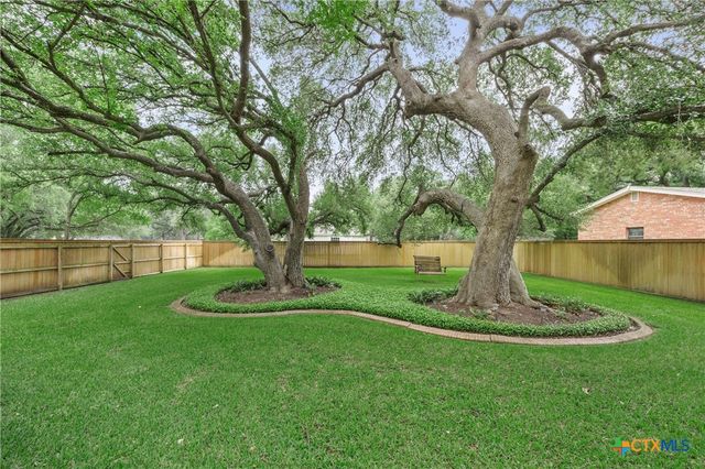 900 SALADO OAKS Drive, Salado, TX 76571