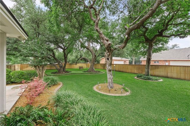 900 SALADO OAKS Drive, Salado, TX 76571