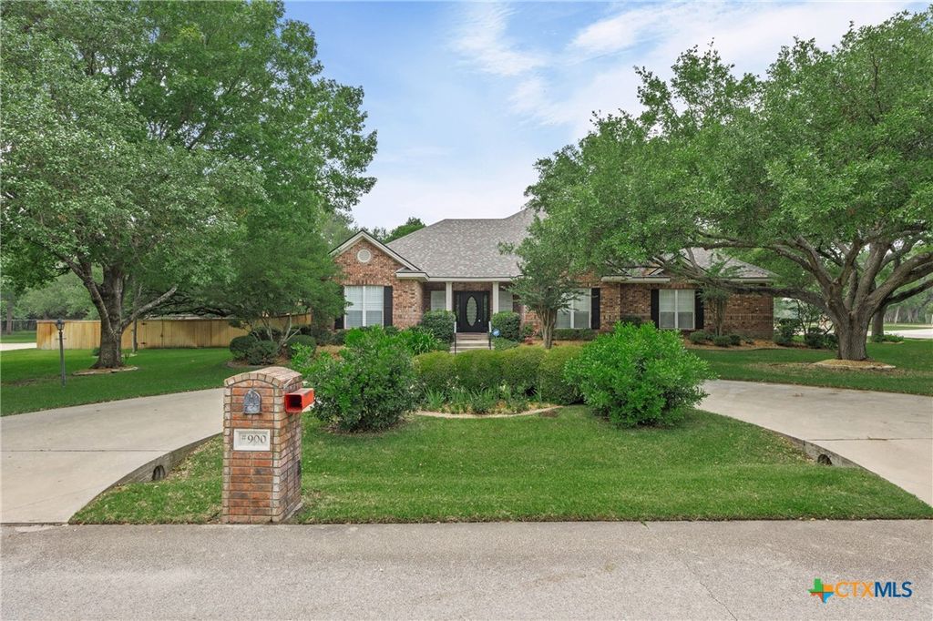 900 SALADO OAKS Drive, Salado, TX 76571