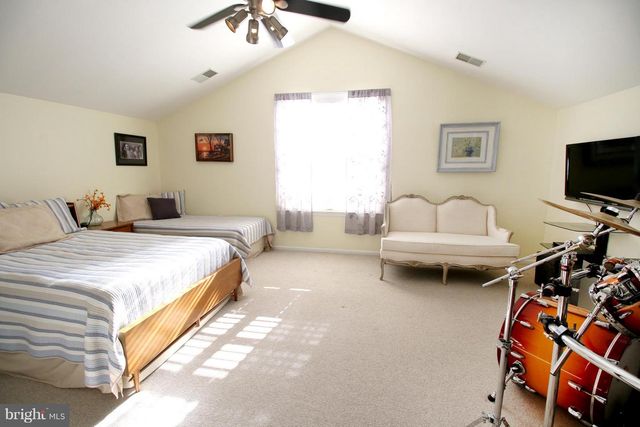 18400 LANIER ISLAND SQ, Leesburg, VA 20176