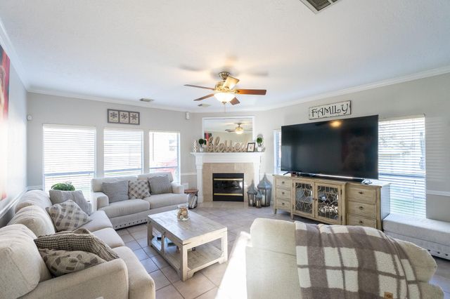 1209 Twin Oaks Street, Friendswood, TX 77546