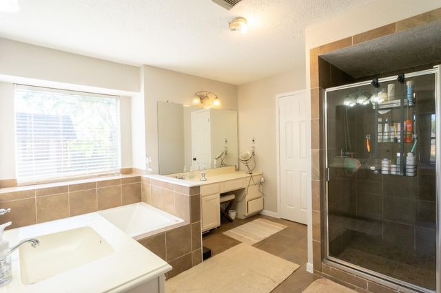 1209 Twin Oaks Street, Friendswood, TX 77546