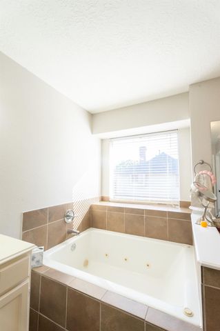 1209 Twin Oaks Street, Friendswood, TX 77546