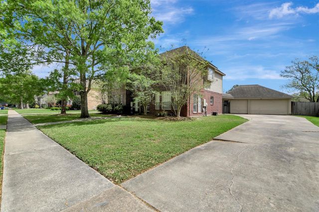 1209 Twin Oaks Street, Friendswood, TX 77546