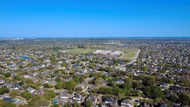 1209 Twin Oaks Street, Friendswood, TX 77546