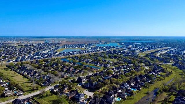 1209 Twin Oaks Street, Friendswood, TX 77546