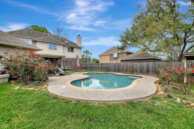1209 Twin Oaks Street, Friendswood, TX 77546