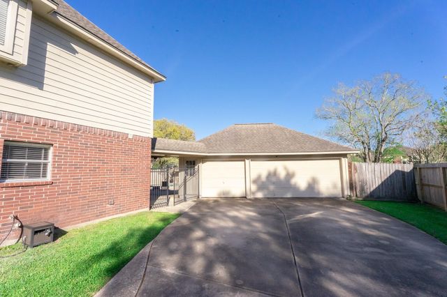 1209 Twin Oaks Street, Friendswood, TX 77546