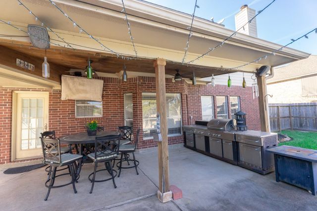 1209 Twin Oaks Street, Friendswood, TX 77546