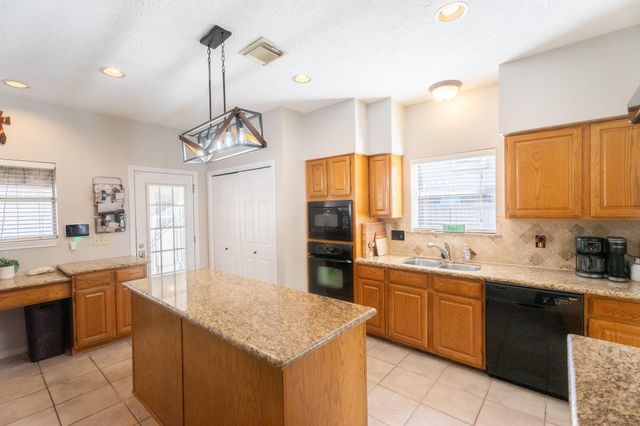 1209 Twin Oaks Street, Friendswood, TX 77546