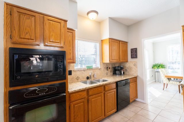 1209 Twin Oaks Street, Friendswood, TX 77546