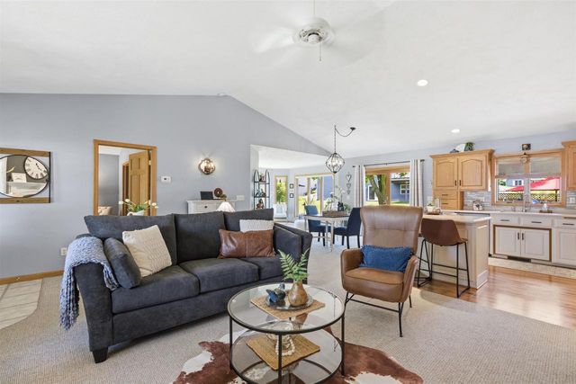 205 OAK KNOLL COURT, Hortonville, WI 54944