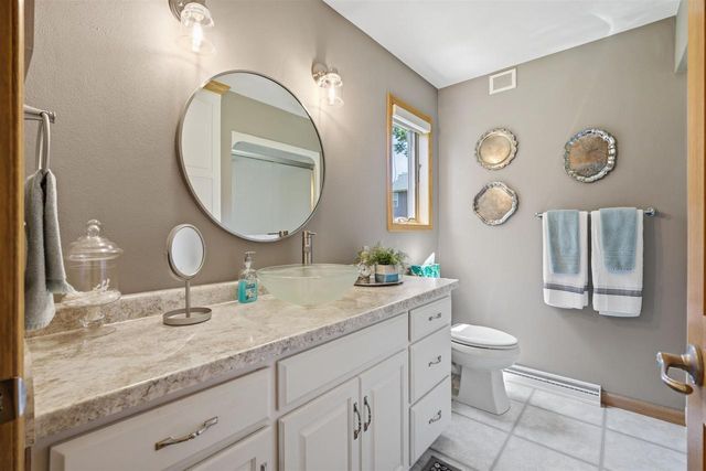 205 OAK KNOLL COURT, Hortonville, WI 54944