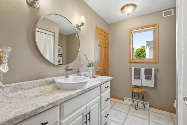 205 OAK KNOLL COURT, Hortonville, WI 54944