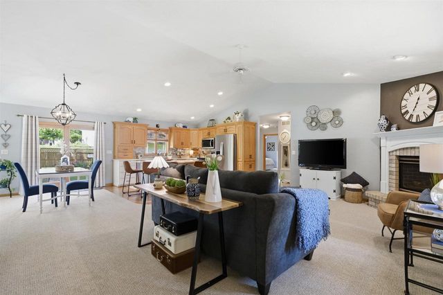 205 OAK KNOLL COURT, Hortonville, WI 54944
