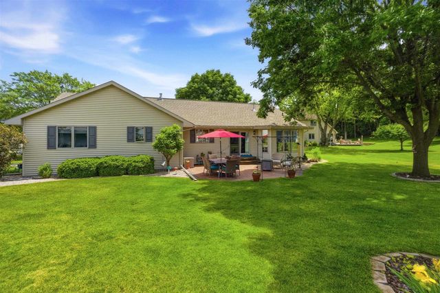205 OAK KNOLL COURT, Hortonville, WI 54944