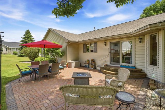 205 OAK KNOLL COURT, Hortonville, WI 54944