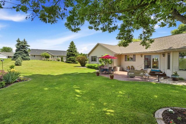 205 OAK KNOLL COURT, Hortonville, WI 54944