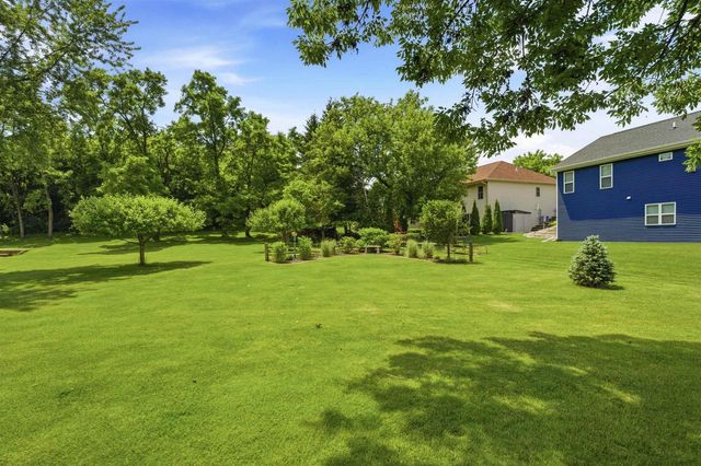 205 OAK KNOLL COURT, Hortonville, WI 54944