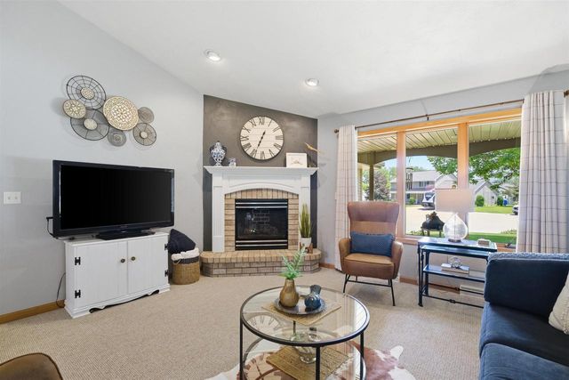 205 OAK KNOLL COURT, Hortonville, WI 54944