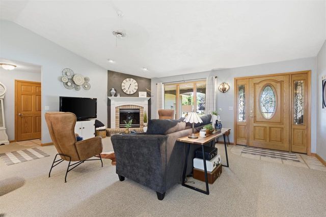 205 OAK KNOLL COURT, Hortonville, WI 54944