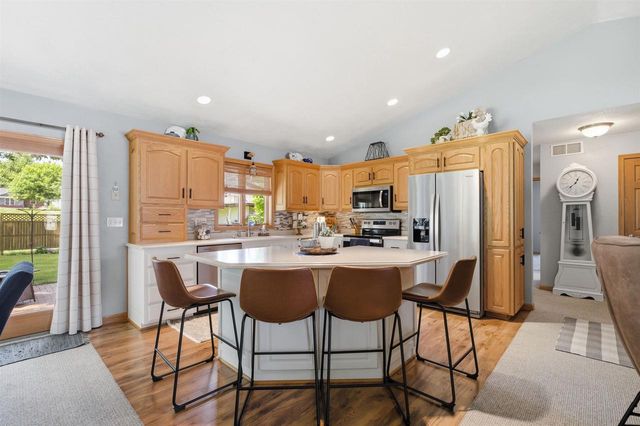 205 OAK KNOLL COURT, Hortonville, WI 54944