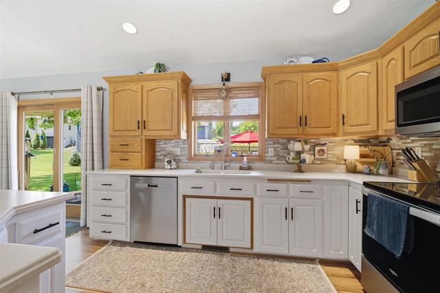 205 OAK KNOLL COURT, Hortonville, WI 54944
