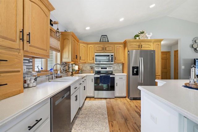 205 OAK KNOLL COURT, Hortonville, WI 54944