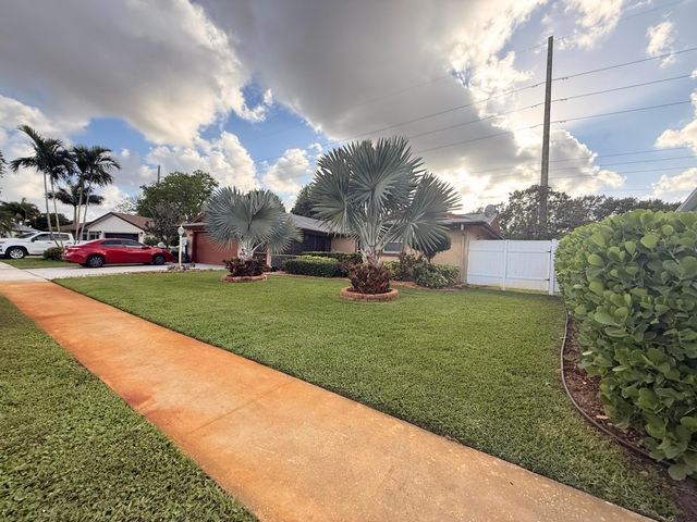 5279 W Woodstone Cir Circle W, Lake Worth, FL 33463