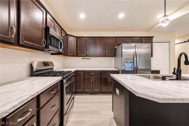 1393 Cross Cove, Austintown, OH 44515