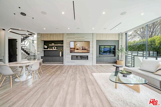 13311 W Magnolia Boulevard, Sherman Oaks, CA 91423