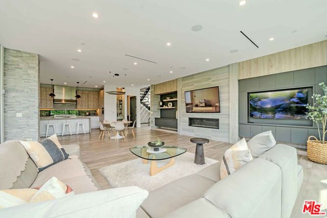 13311 W Magnolia Boulevard, Sherman Oaks, CA 91423