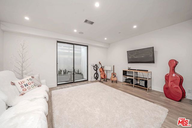 13311 W Magnolia Boulevard, Sherman Oaks, CA 91423