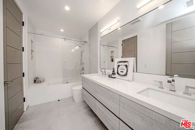 13311 W Magnolia Boulevard, Sherman Oaks, CA 91423