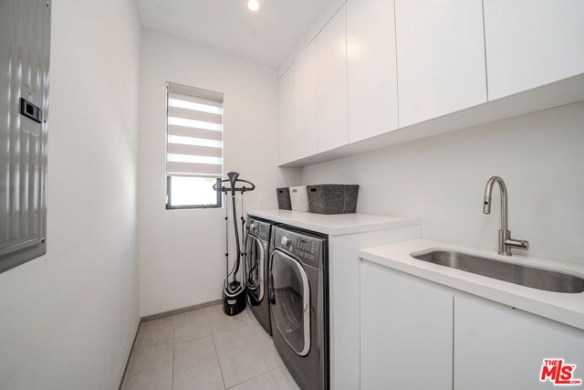 13311 W Magnolia Boulevard, Sherman Oaks, CA 91423