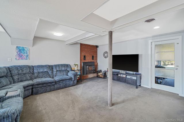 7 Marlowe Place, Greenlawn, NY 11740