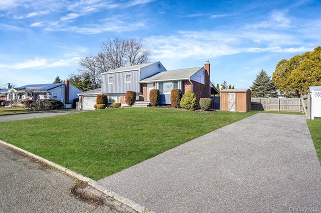 7 Marlowe Place, Greenlawn, NY 11740