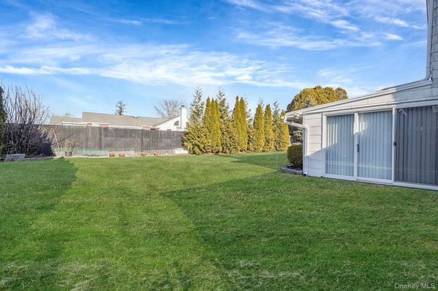 7 Marlowe Place, Greenlawn, NY 11740