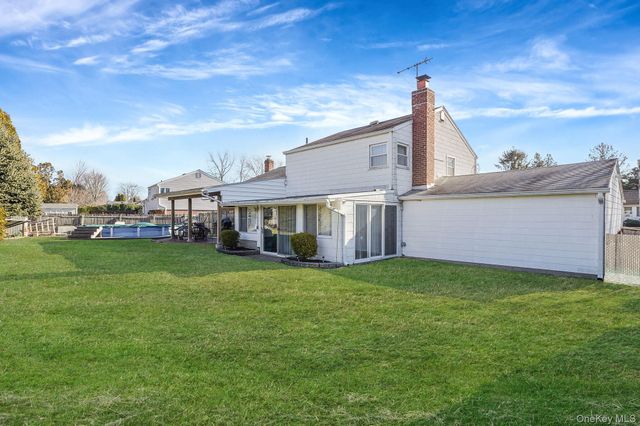 7 Marlowe Place, Greenlawn, NY 11740